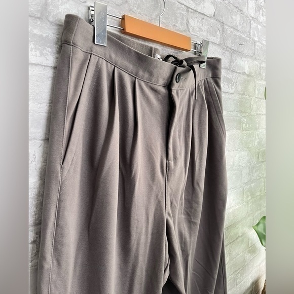 3/$30 _ URBAN OUTFITTERS | NWOT Your  Neighbors Pleated Cropped grey -Medium‌ - Picture 7 of 9